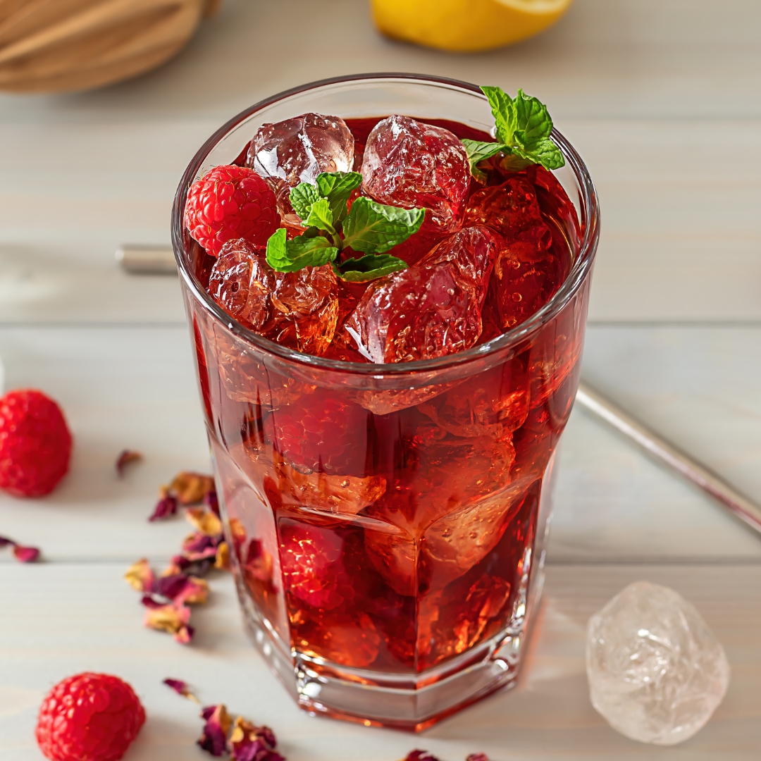 Kvass (fermenterad dryck) med hallon och honung